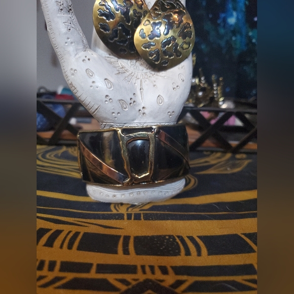 NWOT Gorgeous metal bracelet and earrings set with amazing details - Picture 4 of 7